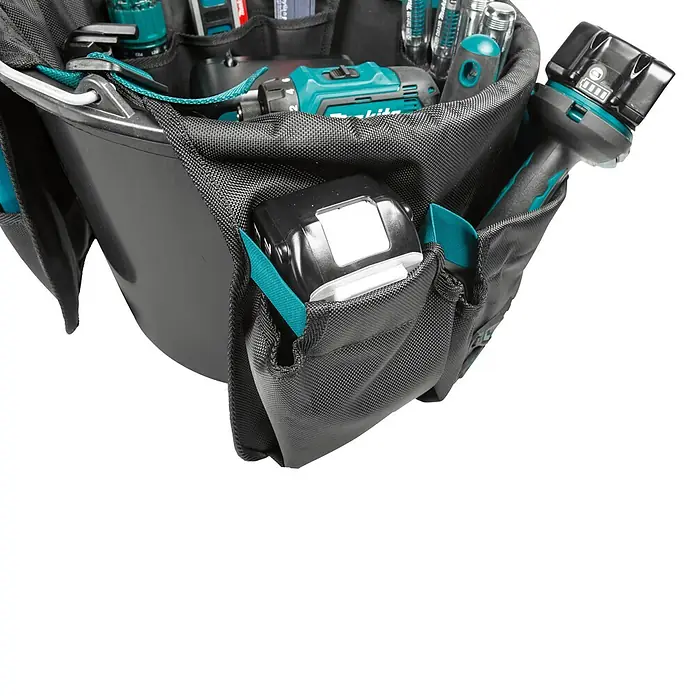 Makita Eimertasche E-15497 - L x B x H: 470 x 80 x 320 mm, Schwarz/Blau - Eine detaillierte Aufnahme eines schwarzen Werkzeugeimers mit türkisfarbenen Akzenten und verschiedenen Werkzeugen.