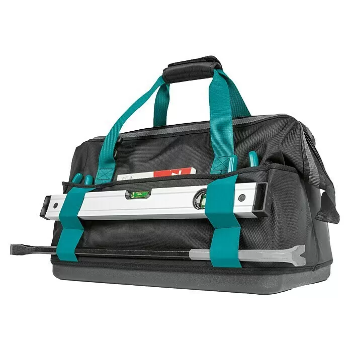 Makita Werkzeugtasche E-15425 - L x B x H: 510 x 295 x 280 mm, 34 l, Ohne Werkzeug - Schwarze Werkzeugtasche mit türkisfarbenen Riemen, die eine Wasserwaage und Brechstange hält.