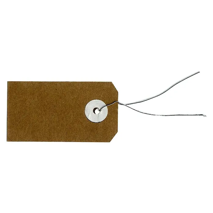Artemio Pieza decorativa Etiqueta - 50 ud., Papel, 3 x 5,5 cm - Primer plano de una etiqueta de regalo marrón con alambre adjunto para una fácil sujeción. La etiqueta tiene un ojal reforzado.