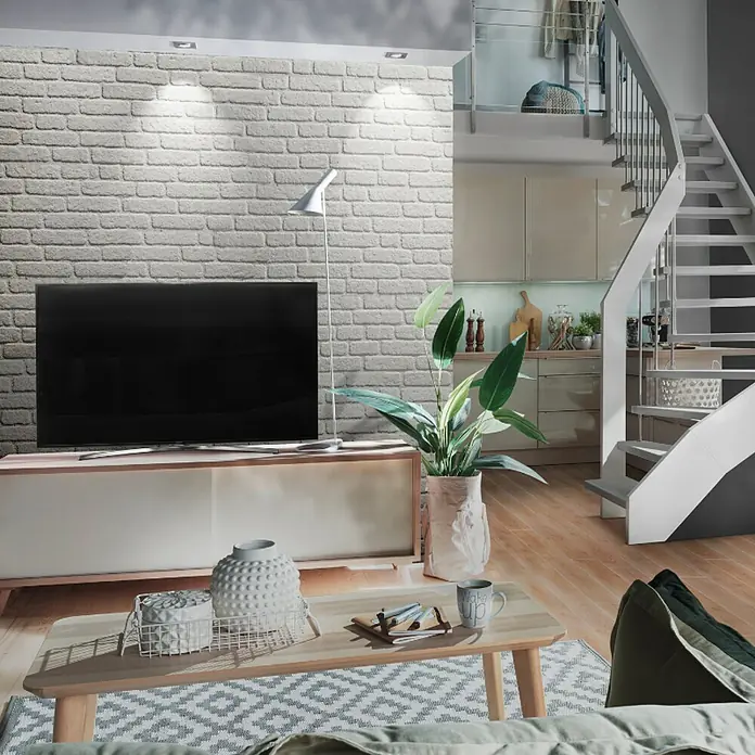 Panel de pared Loft - 2 ud., 120 x 50 cm, Blanco - Salón con televisión, mesa de centro y escalera que conduce a un nivel superior. El televisor está sobre un mueble bajo, con una planta cerca.