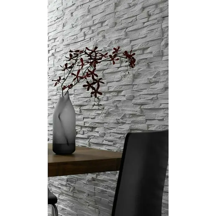 Panel de pared Benevento - 6 ud., 19 x 57 cm, Blanco - Interior elegante con jarrón gris, flores rojas y pared de acento de paneles de piedra blanca, complementado con mesa de madera y silla negra.