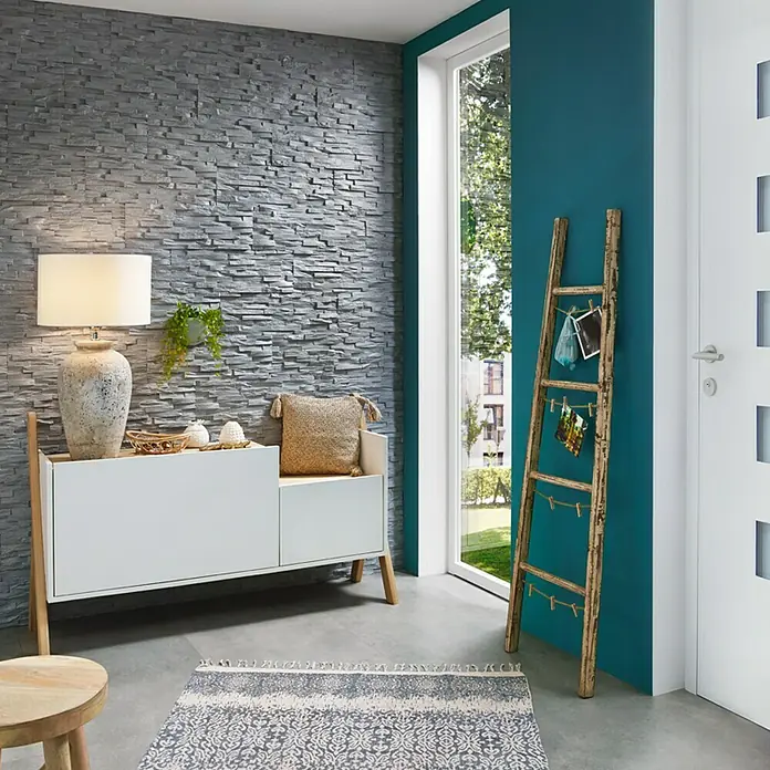 Panel de pared Benevento - 6 ud., 19 x 57 cm, Gris - La entrada cuenta con una pared de piedra gris y un aparador blanco, creando un ambiente cálido y acogedor.