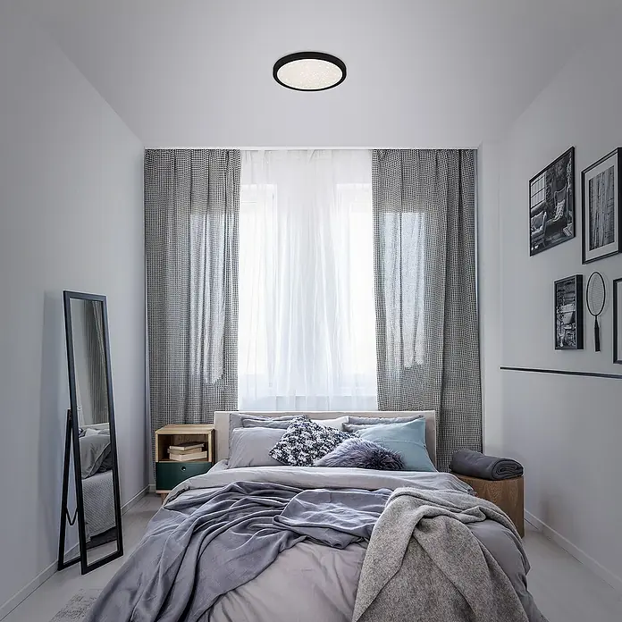Briloner LED-Deckenleuchte rund RUNA - 18,5 W, Ø x H: 28 x 4 cm, Schwarz, Neutralweiß - Ein modernes Schlafzimmer mit einer runden Deckenleuchte, die das Zimmer hell erleuchtet. Die perfekte Lampe für ein gemütliches Ambiente.
