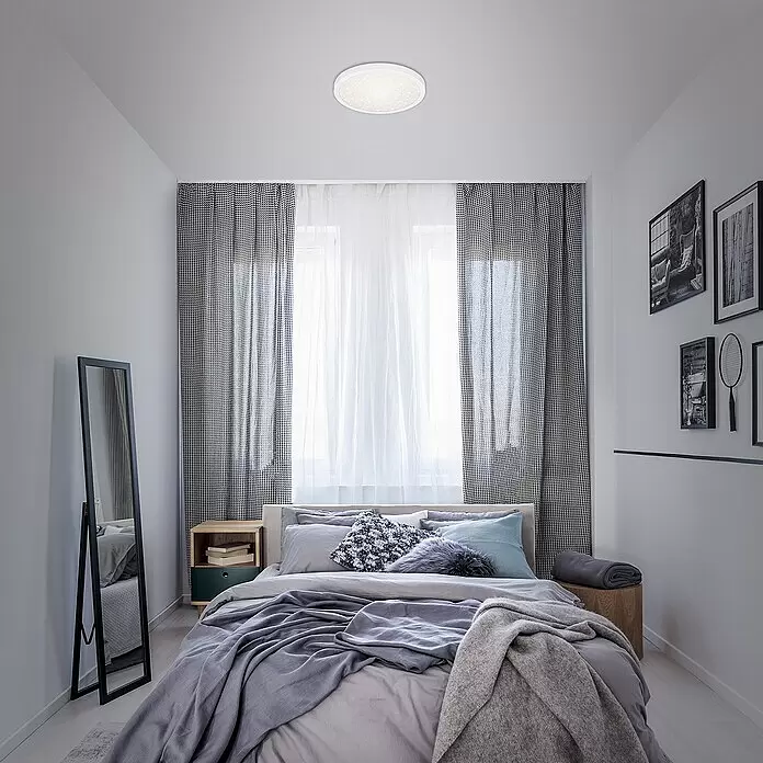 Briloner LED-Deckenleuchte rund - 18,5 W, Ø x H: 28 x 4 cm, Weiß, Neutralweiß - Runde weiße Deckenleuchte mit gemustertem Diffusor, beleuchtet ein modernes Schlafzimmer.