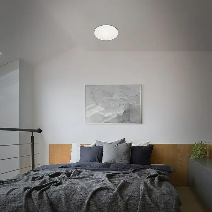 Briloner LED-Deckenleuchte rund - 18,5 W, Ø x H: 28 x 4 cm, Weiß, Neutralweiß - Nahaufnahme einer modernen Schlafzimmer-Deckenleuchte, die ein weiches, diffuses Licht abgibt und eine gemütliche Atmosphäre schafft.