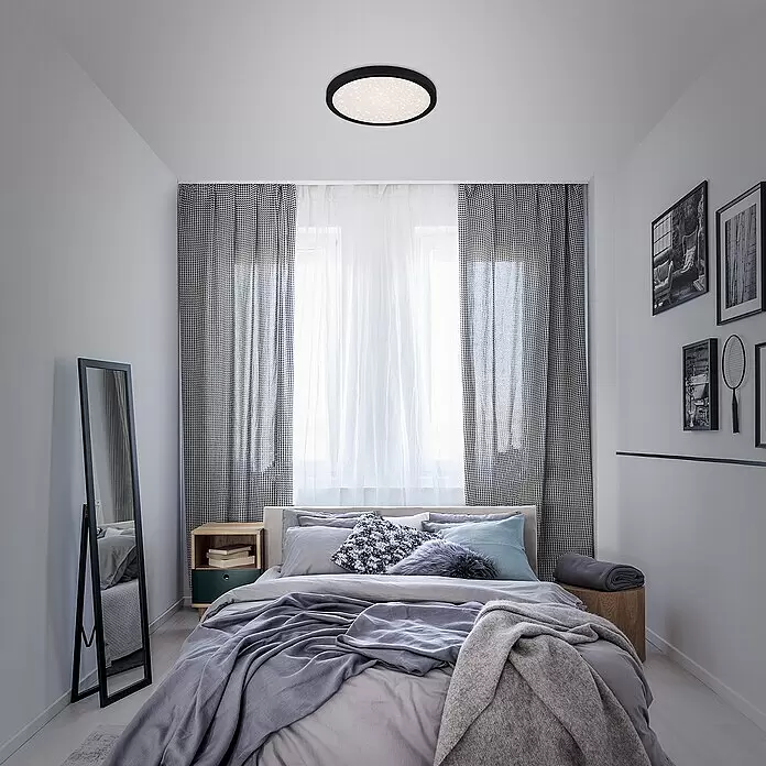Briloner LED-Deckenleuchte rund RUNA - 24 W, Ø x H: 38 x 5 cm, Schwarz, Neutralweiß - Runde schwarze Deckenleuchte mit Sterneneffekt, an weißer Decke in modernem Schlafzimmer montiert.