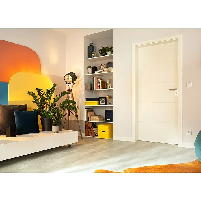 Kilsgaard Türzarge Typ 3985 x 1.985 mm, Wandstärke: 270 mm, DIN Anschlag: Rechts, Weiß lackiert, ähnlich RAL 9010 - Elegantes Interieur mit weißer Innentür, die sich nahtlos in das moderne Wohnambiente einfügt und für eine helle, freundliche Atmosphäre sorgt.