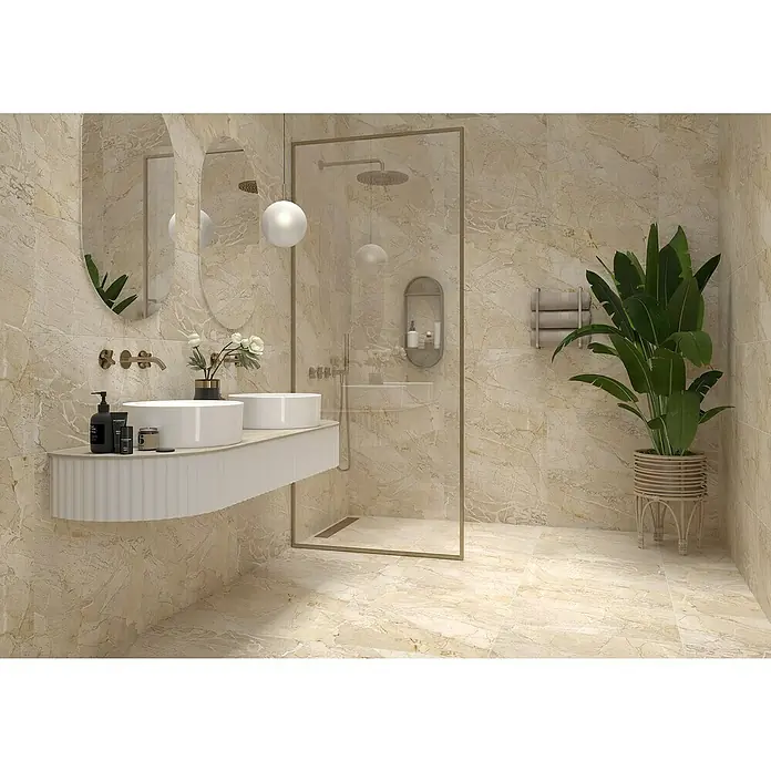 Feinsteinzeugfliese Side - 30 x 60 cm, Sand, Matt - Elegantes Badezimmer mit Doppelwaschbecken auf einer weißen Konsole, abgetrennter Dusche und Marmorfliesen für einen luxuriösen Look.