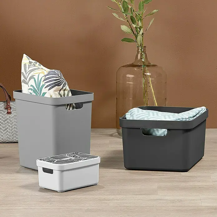 Sunware Aufbewahrungsbox Sigma Home - L x B x H: 44,5 x 34,5 x 18,3 cm, Kunststoff, Schwarz - Drei unterschiedlich große Aufbewahrungsboxen in Grau-, Weiß- und Anthrazittönen mit diversen Gegenständen befüllt.