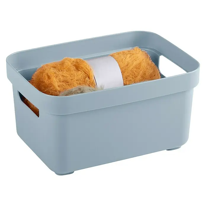 Sunware Aufbewahrungsbox Sigma Home - L x B x H: 17,7 x 12,8 x 9,3 cm, Kunststoff, Blaugrau - Eine hellblaue Aufbewahrungsbox mit Griffen, gefüllt mit orangefarbenem Garn, das mit einem weißen Papierband umwickelt ist.