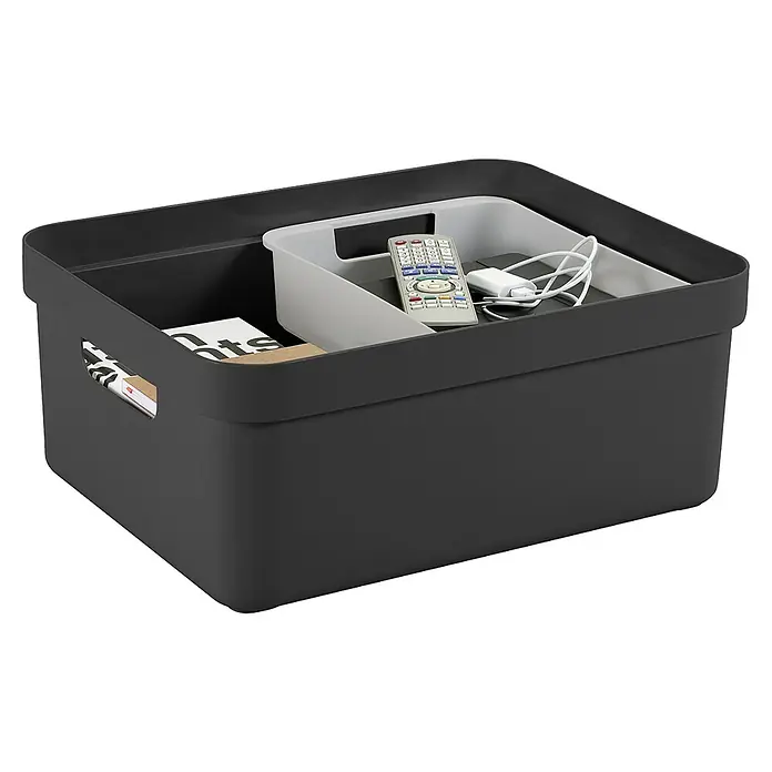 Sunware Aufbewahrungsbox Sigma Home - L x B x H: 44,5 x 34,5 x 18,3 cm, Kunststoff, Schwarz - Bild eines schwarzen Aufbewahrungskorbs mit grauem Einsatz, der Fernbedienung, Ladekabel und Bücher enthält, ideal für die Organisation.
