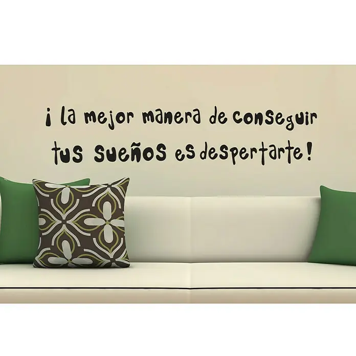Vinilo de pared La mejor manera - 68 x 48 cm, Gris viejo, Plástico - Vinilo decorativo con cita motivacional sobre un sofá con cojines marrones y verdes.