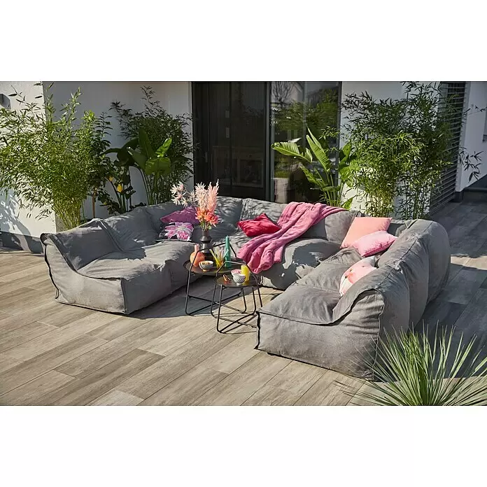 Loungesofa Modul - 107 x 107 x 72 cm, Polyesterfaser, Grau, Eckelement - Graues modulares Outdoor-Sitzsacksofa auf einer Terrasse, mit bunten Kissen und einer rosa Decke zum Entspannen.