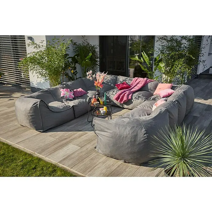 Loungesofa Modul - 107 x 107 x 72 cm, Polyesterfaser, Grau, Eckelement - Einladendes graues Lounge-Set mit Kissen und Deko im Freien, perfekt zum Entspannen und Genießen der Natur.