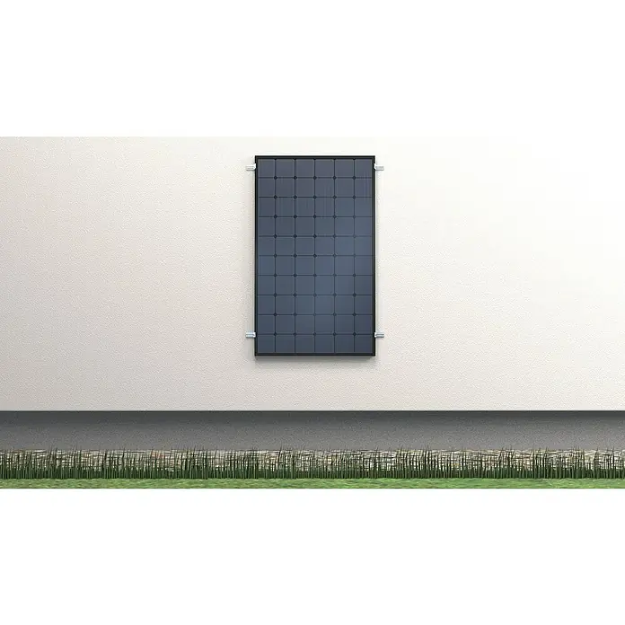 Green Solar Wandbefestigung - Passend für: Green Solar Solarmodul, 4 Stk. - Solarpanel an einer weißen Wand befestigt, zur umweltfreundlichen Energiegewinnung. Nachhaltigkeit durch erneuerbare Energiequelle.