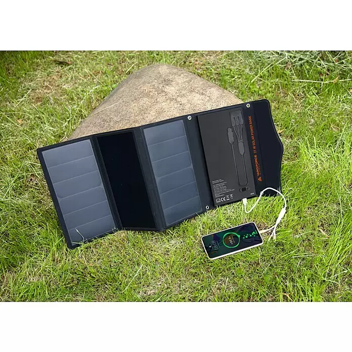 Yard Force Solar-Powerbank LX PB21 - 48,1 Wh, 65 x 28,5 x 1,5 cm - Schwarze YARD FORCE 21W Solar-Powerbank mit Panels, lädt ein rosa Smartphone.