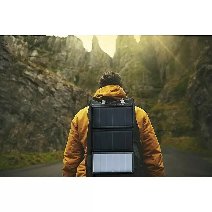Yard Force Cargador solar LX PB21 - 48,1 Wh, 65 x 28,5 x 1,5 cm - Panel solar portátil negro y gris cargando en una mochila de una persona haciendo senderismo.