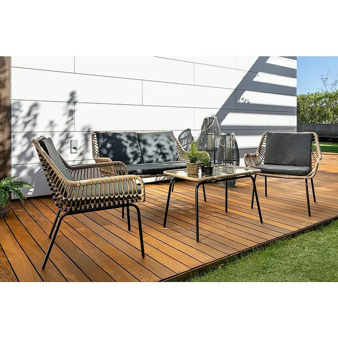Conjunto de muebles Carolina - 4 pzs., Ratán sintético/Acero, Negro - Conjunto de muebles de exterior con sofá, dos sillas y una mesa, perfecto para relajarse al aire libre. Los muebles tienen un diseño de ratán y cojines grises.