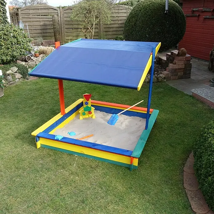 Promadino Sandkasten Nadine140 x 140 x 13 cm, Kiefer, Höhenverstellbares Dach - Bunter Sandkasten mit Sonnenschutz auf einem grünen Rasen. Ideal für Kinder zum Spielen im Freien.
