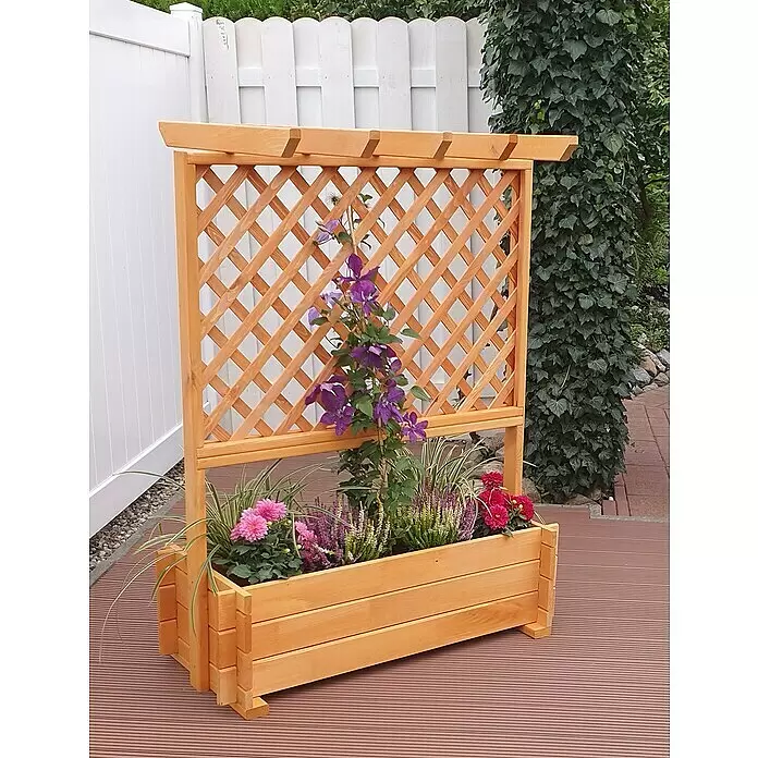 Promadino Pflanzkasten mit Pergola - Außenmaß (L x B x H): 112 x 65 x 139 cm, Holz, Honigbraun - Hellbrauner Blumenkasten aus Holz mit rautenförmigem Rankgitter, gefüllt mit bunten Blumen und Kletterpflanzen, in einem Garten.