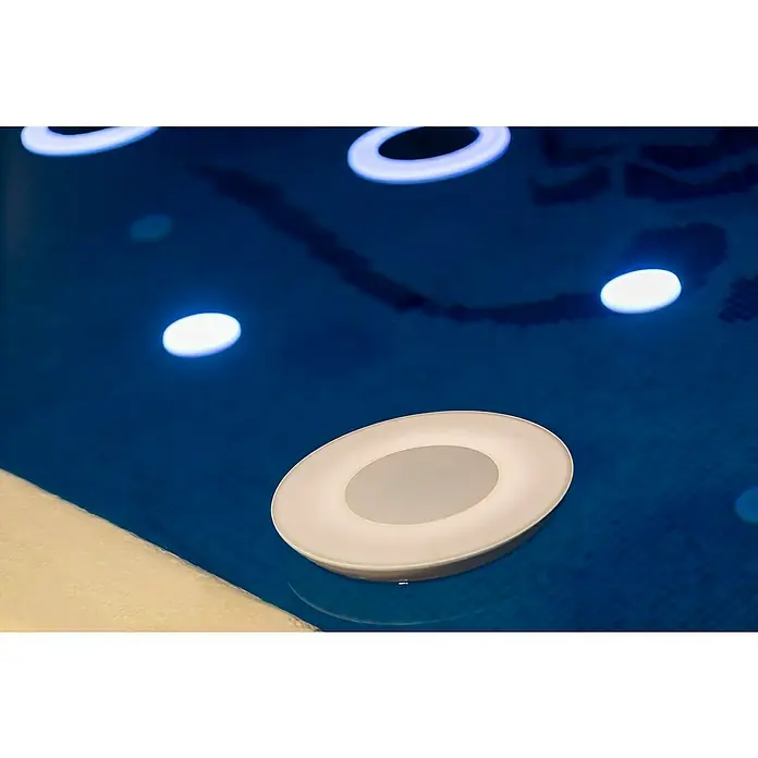 New Garden LED-Poolbeleuchtung mit Bluetooth Lautsprecher Wally Play - Durchmesser: 38 cm, Weiß, LED - Nahaufnahme einer LED-Poolleuchte, die für eine stimmungsvolle Beleuchtung sorgt. Ideal für entspannende Abende am Pool.