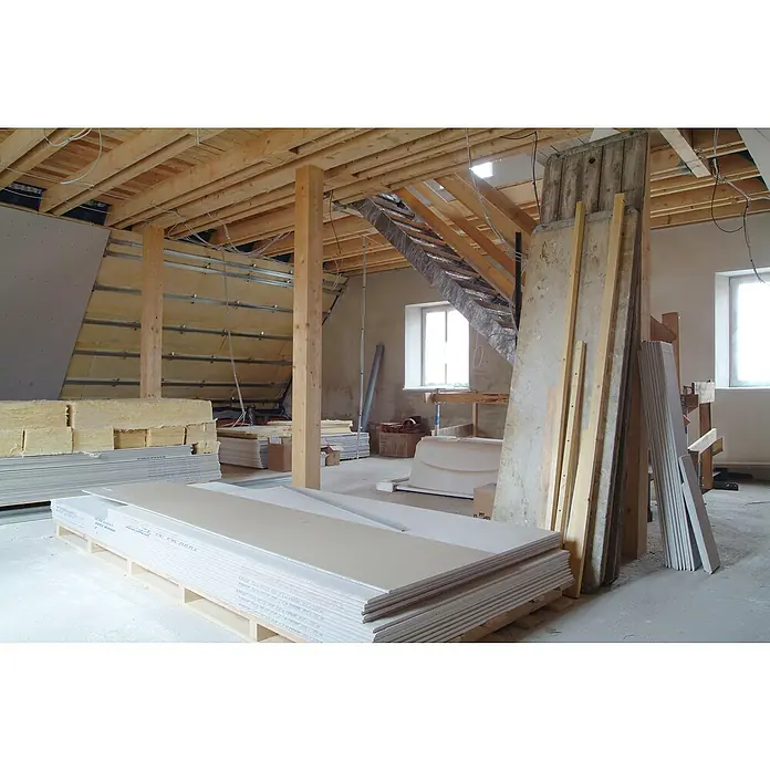 Knauf Feuerschutzplatte GKF - 2.000 x 1.250 x 18 mm - Innenansicht eines Dachgeschosses im Bauzustand mit Gipskartonplatten, Dämmmaterial und sichtbaren Holzbalken.