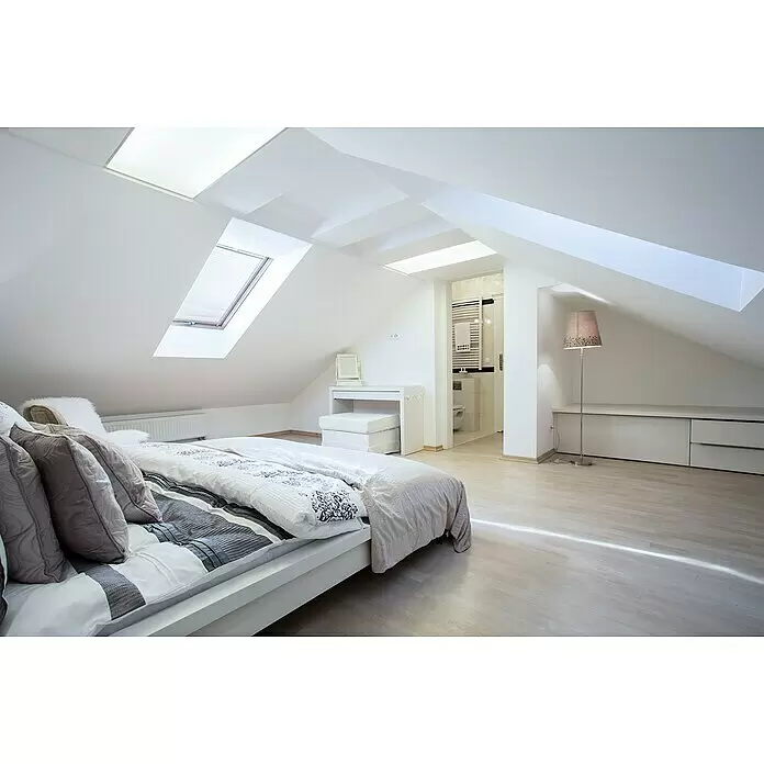 Knauf Feuerschutzplatte GKF - 2.000 x 1.250 x 12,5 mm - Helles, modernes Dachschlafzimmer mit weißem Bett, Schminktisch und Dachfenstern, führt zu einem Bad. Heller Holzfußboden und weiße Wände.
