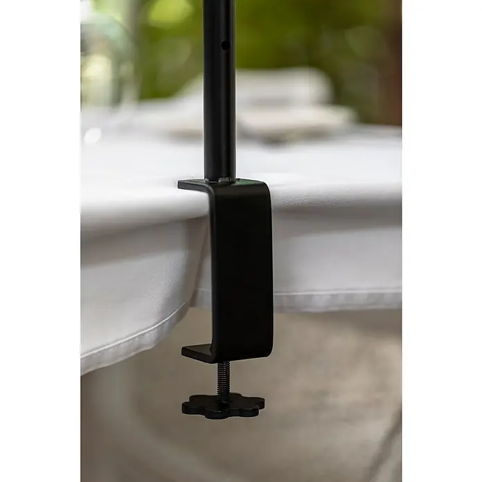 New Garden Guirnalda y barra decorativa Anuket - 9 W, 5 m, Amarillo, Marrón - Detalle de una pinza de mesa de metal negro sujeta a un mantel blanco.