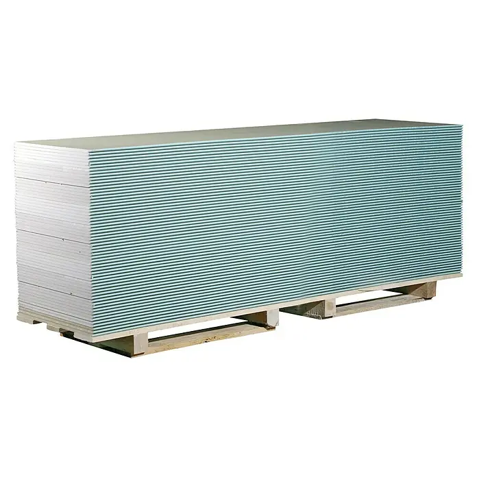 Knauf Gipskartonplatte Greenboard Plus GKBI - 2.600 x 600 x 12,5 mm, Imprägniert - Ein Stapel Gipskartonplatten auf einer Palette, bereit für den Transport oder die Lagerung auf einer Baustelle. Vielseitiges Baumaterial.