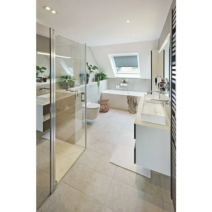 Knauf Gipskartonplatte Greenboard Plus GKBI - 2.000 x 1.250 x 12,5 mm, Imprägniert - Helles Badezimmer mit Badewanne, Dusche und Waschbecken unter einem Dachfenster, das ein modernes und stilvolles Ambiente schafft.