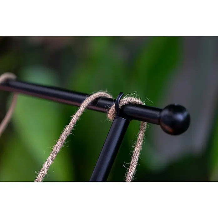 New Garden Guirnalda y barra decorativa Anuket - 9 W, 5 m, Amarillo, Marrón - Vista detallada de una barra de metal negra con un cordón trenzado sujeto, perfecto para aplicaciones decorativas interiores y exteriores.