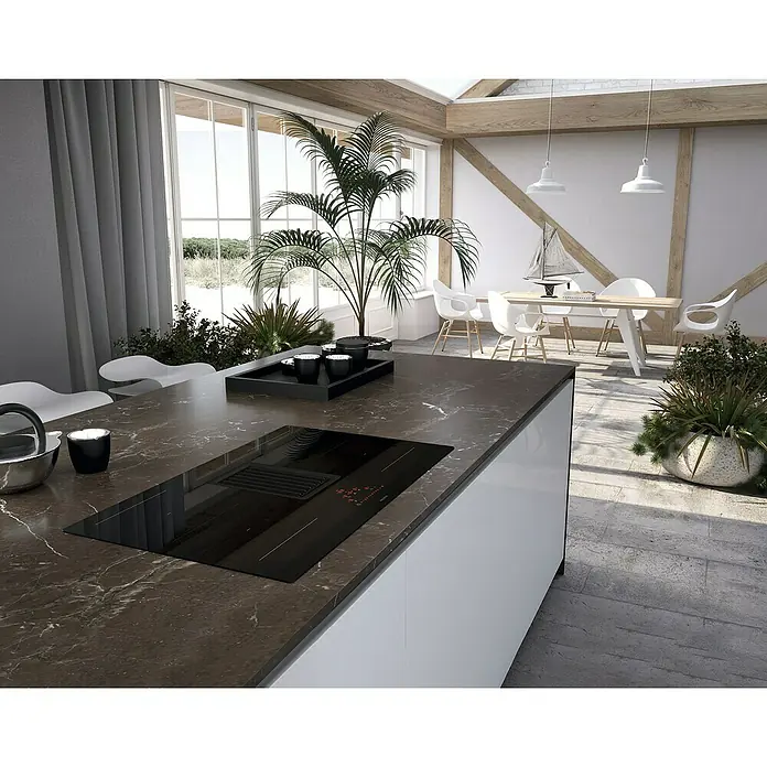 Mepamsa Placa de cocción con campana extractora Indu Pro - An x L: 83 x 52 cm - Elegante diseño de cocina con placa de cocción y extractor en una moderna isla de cocina con encimera de mármol.