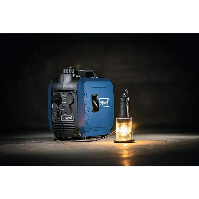 Scheppach Inverter-Stromerzeuger SG 2500 i - 2 kW, Tankvolumen: 4,1 l - Das Bild zeigt einen Scheppach Inverter Stromerzeuger neben einer leuchtenden Lampe, die mit dem Generator verbunden ist. Perfekt für Stromausfälle oder Outdoor-Aktivitäten.