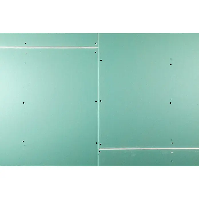 Knauf Gipskartonplatte Top 2000 GKFI - 1.250 x 900 x 12,5 mm, Imprägniert - Nahaufnahme von zwei grünen Gipskartonplatten, die mit Schrauben befestigt sind und eine glatte Oberfläche für die Weiterverarbeitung bieten.