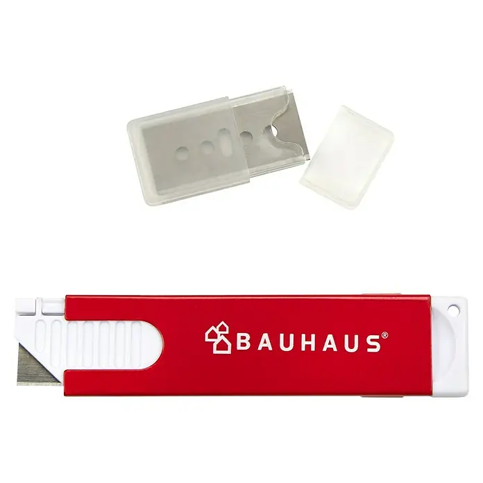BAUHAUS SicherheitsmesserRechteckklinge, Klingenbreite: 18 mm - Ein rotes Cuttermesser von Bauhaus mit einer Packung Ersatzklingen, ideal für präzise Schnitte in Werkstatt oder Büro.