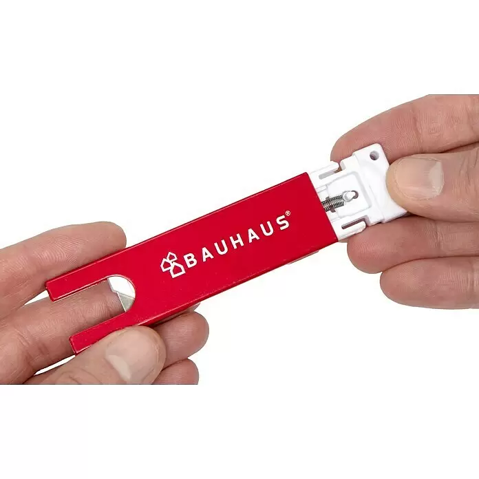 BAUHAUS Cuttermesser - Länge: 100 mm, Stahl, Rot, Weiß - Hände halten einen roten Bauhaus Sicherheitsmesser mit weißem Einziehmechanismus.