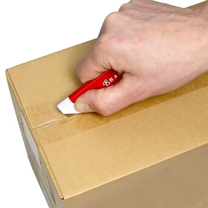 BAUHAUS Cuttermesser - Länge: 100 mm, Stahl, Rot, Weiß - Hand öffnet einen braunen Karton mit einem roten Sicherheitsmesser entlang der verklebten Kante.