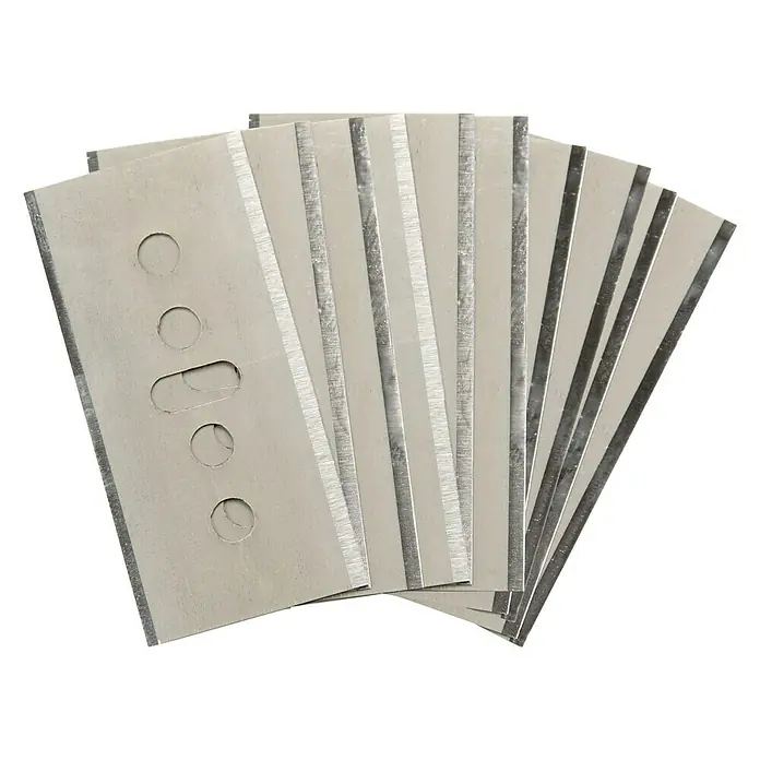 BAUHAUS Ersatzklingen - Passend für: BAUHAUS Cuttermesser 28913012 - Das Bild zeigt eine Nahaufnahme mehrerer Trapezklingen, die übereinander liegen. Die Klingen sind aus Metall und haben Löcher zur Befestigung.