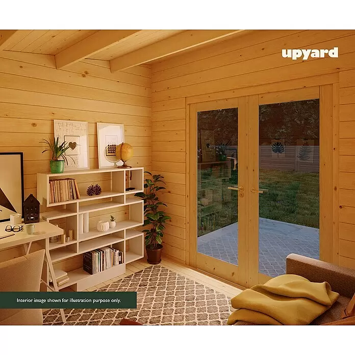 Upyard Gartenhaus Airen - Außenmaß inkl. Dachüberstand (B x T): 304 x 348 cm, Holz, Natur - Gemütlicher Innenraum eines Gartenhauses aus Holz mit Schreibtisch, Bücherregal und Sessel. Große Glastüren führen in den Garten.