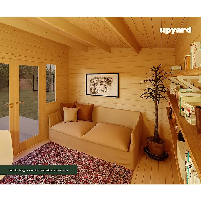 Upyard Gartenhaus Riesling - Außenmaß inkl. Dachüberstand (B x T): 404 x 348 cm, Holz, Natur - Helles Interieur mit Holzwänden, Sofa, Bücherregal und Teppich. Das natürliche Design schafft eine warme Atmosphäre im Raum.