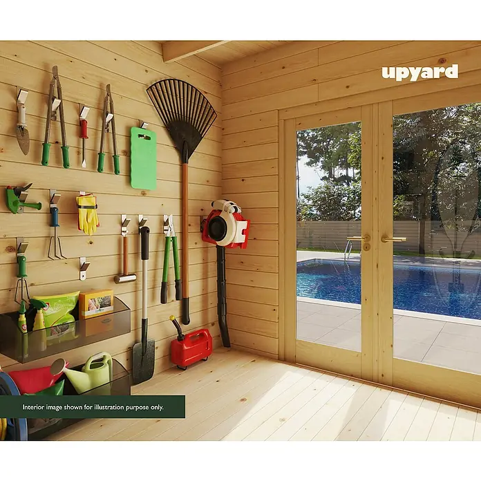 Upyard Gartenhaus Grenache - Außenmaß inkl. Dachüberstand (B x T): 605 x 348 cm, Holz - Ein Holzgartenhaus mit Gartengeräten an der Wand und Blick auf einen Pool durch eine Glastür.