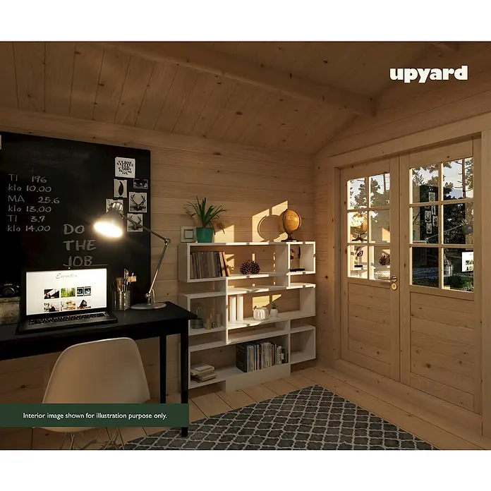 Upyard Gartenhaus Syrah - Außenmaß inkl. Dachüberstand (B x T): 356 x 358 cm, Holz, Natur - Ein helles, hölzernes Interieur mit Schreibtisch, Regal und Tür, das eine warme und einladende Atmosphäre ausstrahlt.