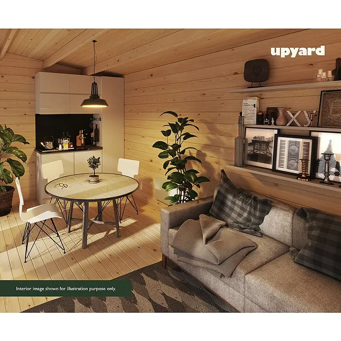 Upyard Gartenhaus Chenin - Außenmaß inkl. Dachüberstand (B x T): 504 x 348 cm, Holz, Natur - Einladendes Interieur mit rundem Tisch, Stühlen und einem grauen Sofa, beleuchtet durch eine Hängelampe, die eine warme Atmosphäre schafft.