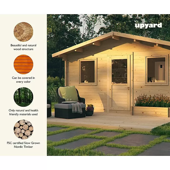 Upyard Gartenhaus Malbec - Außenmaß inkl. Dachüberstand (B x T): 356 x 365 cm, Holz, Natur - Ein helles Gartenhaus aus Naturholz mit Terrasse und Sitzgelegenheiten in einem grünen Garten.