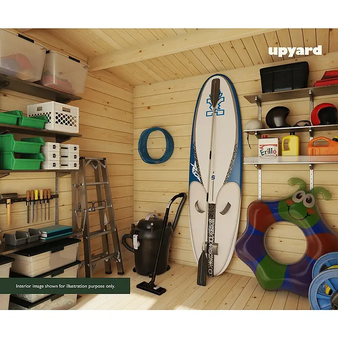 Upyard Gartenhaus Grenache - Außenmaß inkl. Dachüberstand (B x T): 605 x 348 cm, Holz - Geräumiger Schuppen mit Regalen und einer Vielzahl von Gegenständen, darunter ein Paddleboard, ein Staubsauger und Aufbewahrungsbehälter.