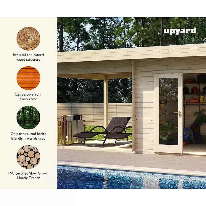 Upyard Gartenhaus Grenache - Außenmaß inkl. Dachüberstand (B x T): 605 x 348 cm, Holz - Ein heller Holzschuppen mit überdachter Terrasse, der eine natürliche Holzkonstruktion aufweist und neben einem Swimmingpool liegt.