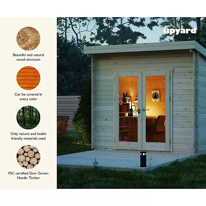 Upyard Gartenhaus Airen - Außenmaß inkl. Dachüberstand (B x T): 304 x 348 cm, Holz, Natur - Ein helles Holzgartenhaus mit beleuchtetem Inneren in einem Garten bei Dämmerung. Hebt Naturholz und Materialien hervor.