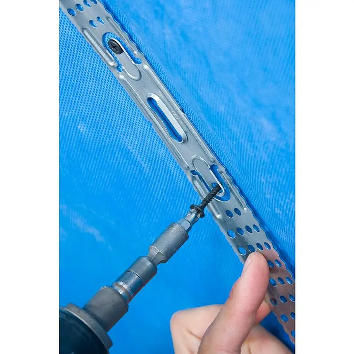 Knauf Direktabhänger - Geeignet für: CD-Deckenprofile, 1 Stk. - Nahaufnahme eines Akku-Bohrschraubers, der eine Schraube in einen Lochwinkel auf einem blauen Hintergrund dreht. Befestigung mit Präzision.