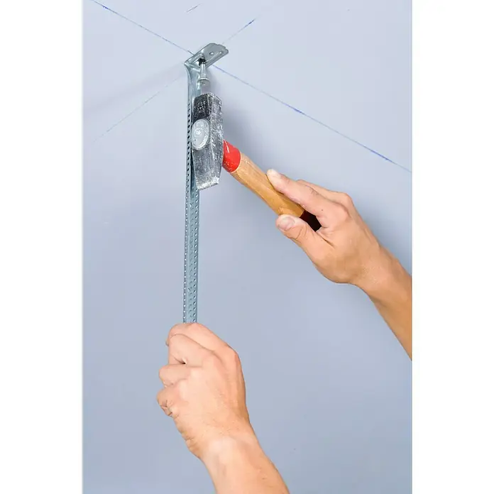 Knauf Deckennagel - 25 x 6 mm - Befestigen einer Metallkonstruktion mit einem Hammer an einer Wand.
