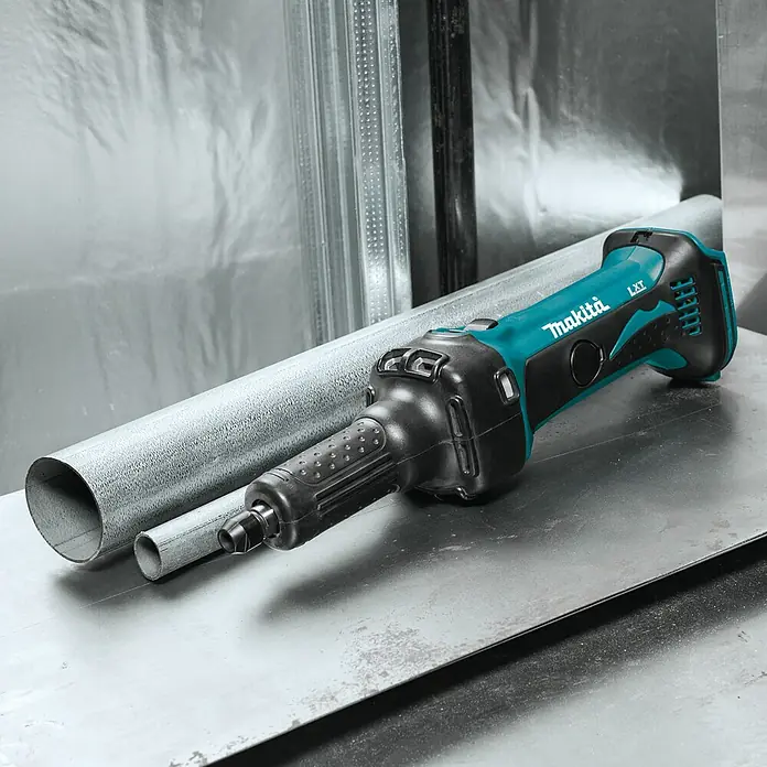 Makita LXT 18V Akku-Geradschleifer DGD800Z - 18 V, Ohne Akku, Leerlaufdrehzahl: 26.000 U/min - Akku-Nibbler von Makita mit Metallrohr auf einer Metalloberfläche. Ideal zum Schneiden von Blechen und Rohren.